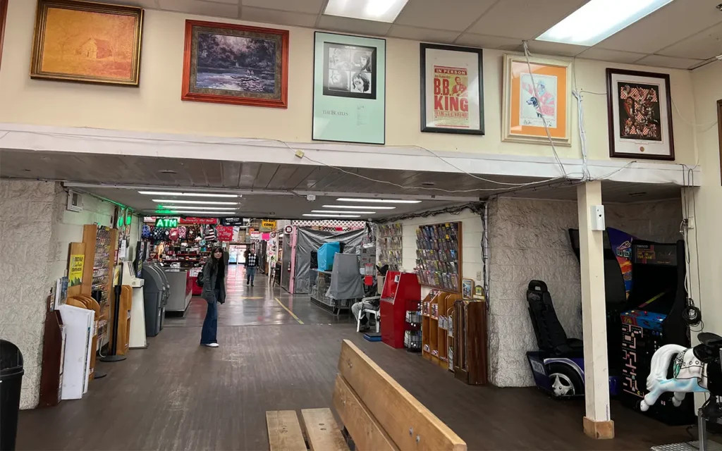 Entering into Great Smokies Flea Market