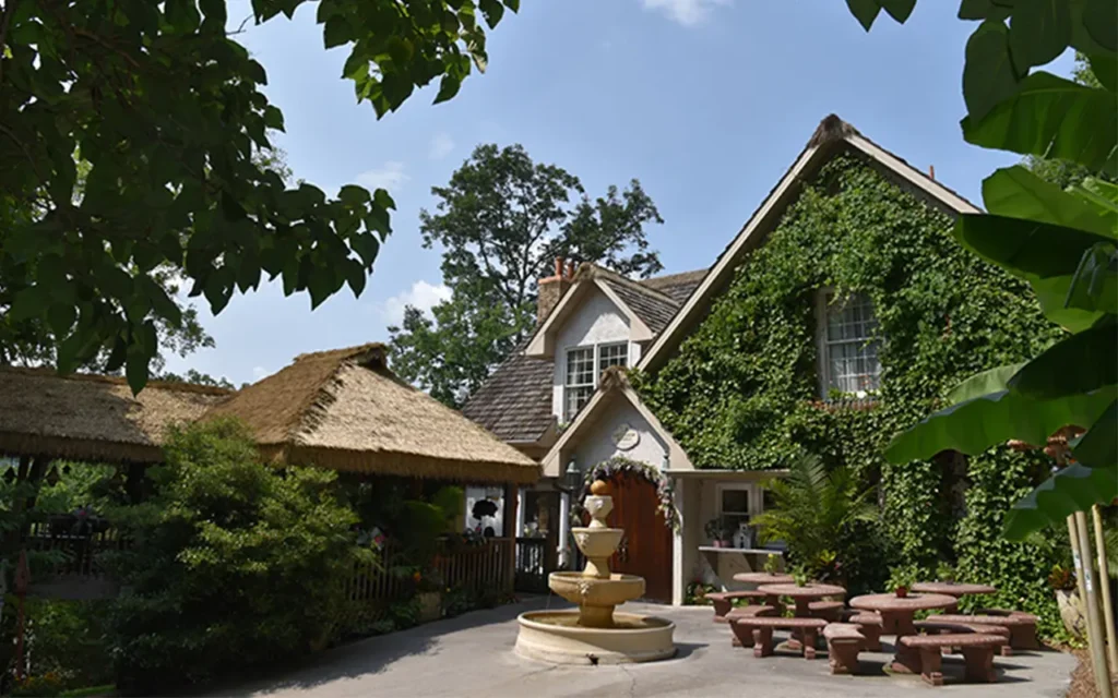 Gift Shop & Cafe at Parrot Mountain and the Garden of Eden